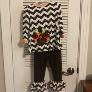 Adorable 3t Thanksgiving outfit with turkey on it